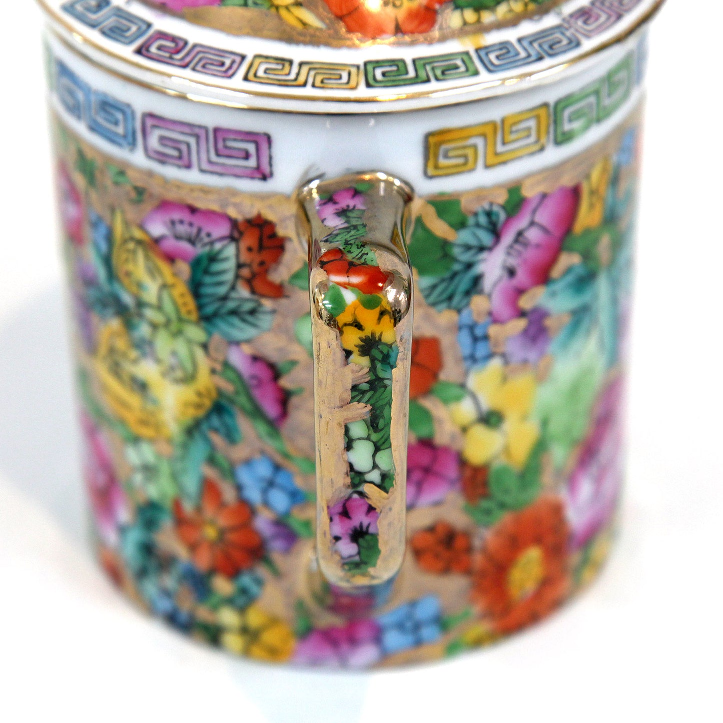 金地に華やかな花柄のマグカップ