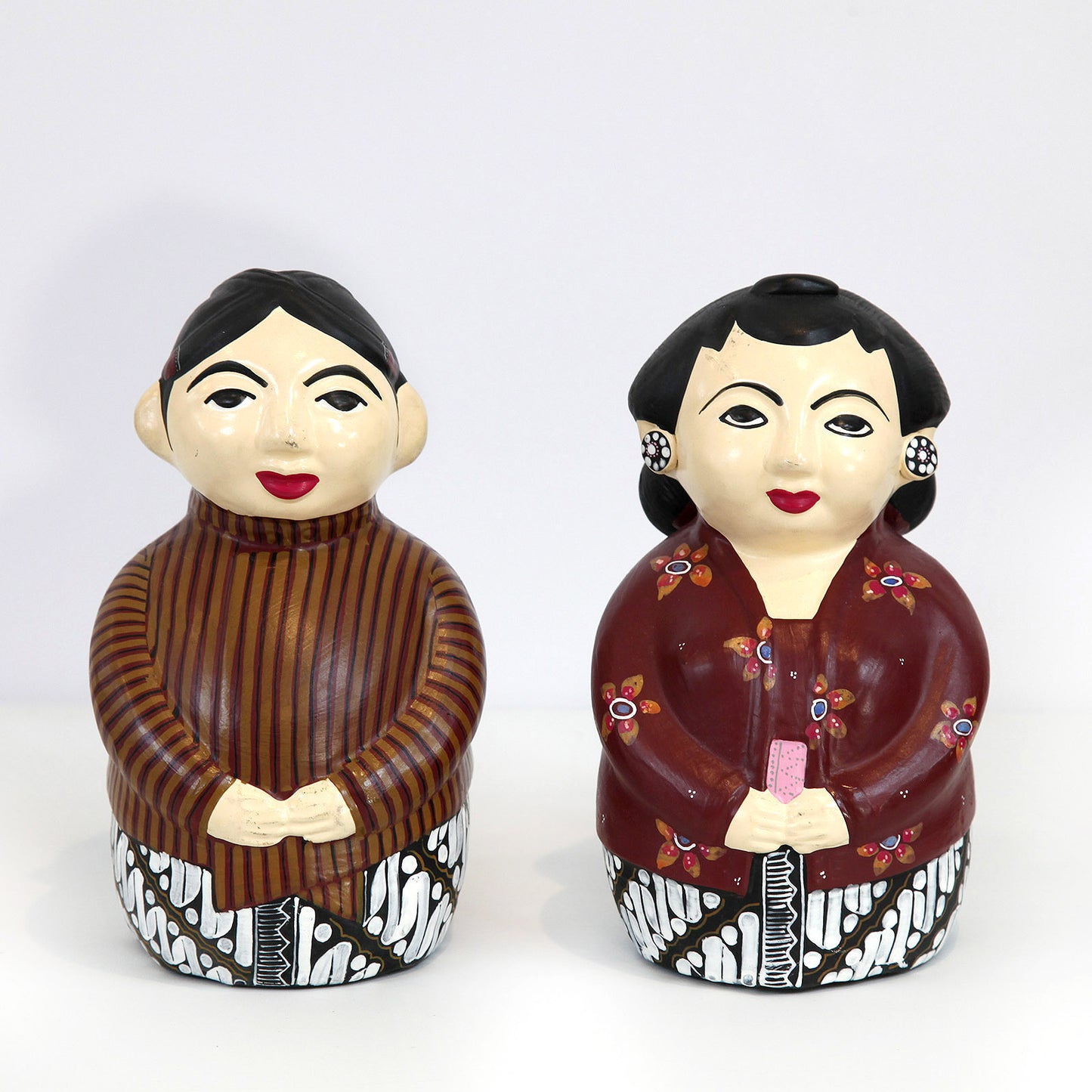 レトロな陶器のお人形(ワインレッド)