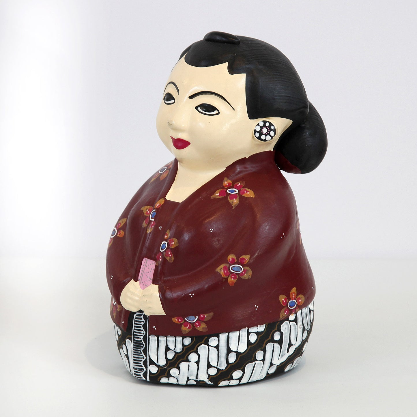レトロな陶器のお人形(ワインレッド)