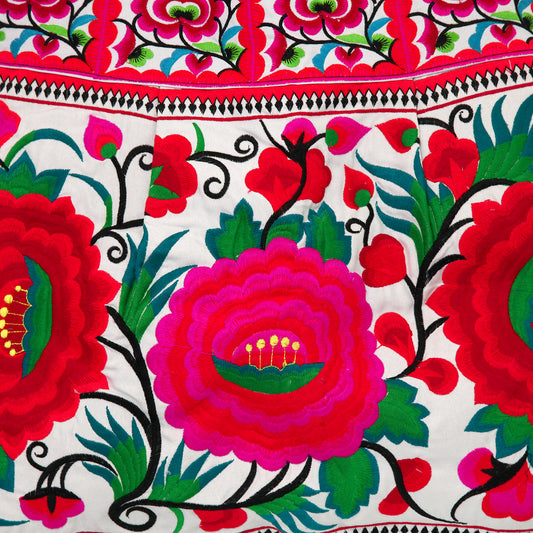 【タイ製】少数民族の刺繍バッグ・白地にピンク・赤い花