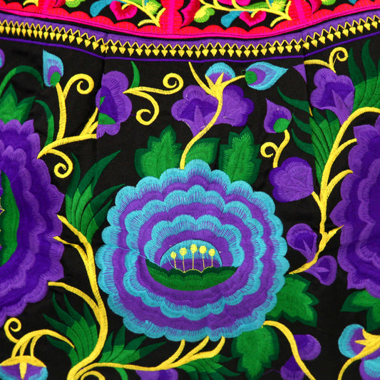 【タイ製】少数民族の刺繍バッグ・黒地に青と紫の花