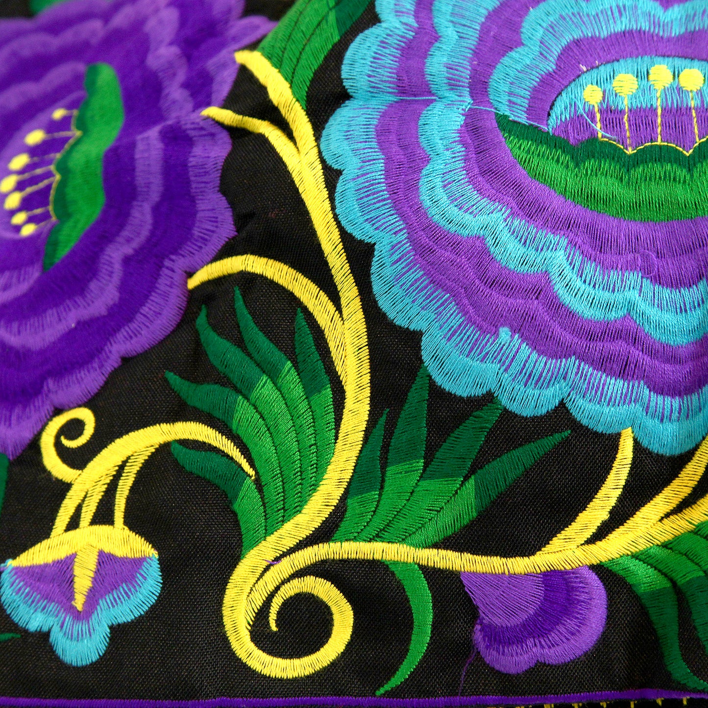 【中国・雲南省】少数民族の刺繍バッグ・黒地に青と紫の花