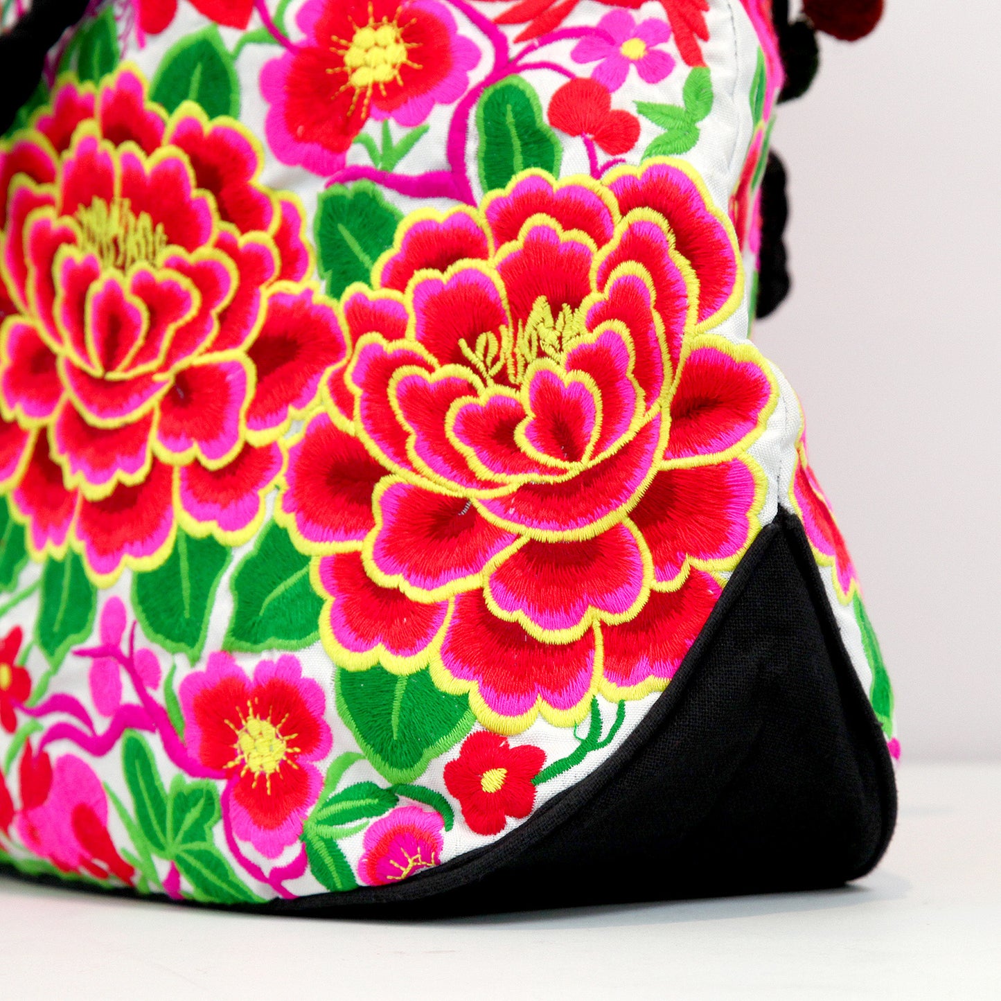 【中国・雲南省】刺繍バッグ・白地に花