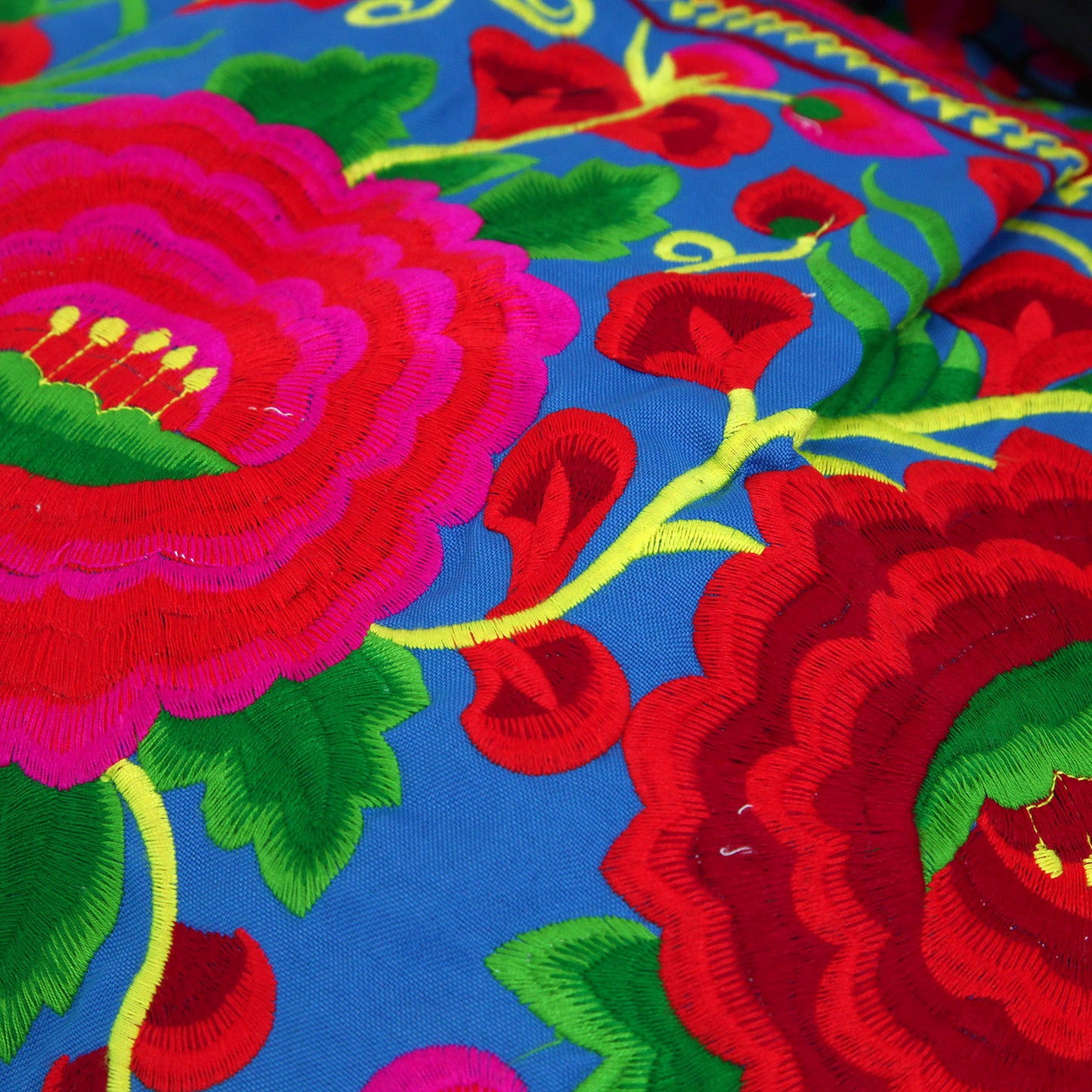 【中国・雲南省】少数民族・刺繍バッグ　青地に赤い花