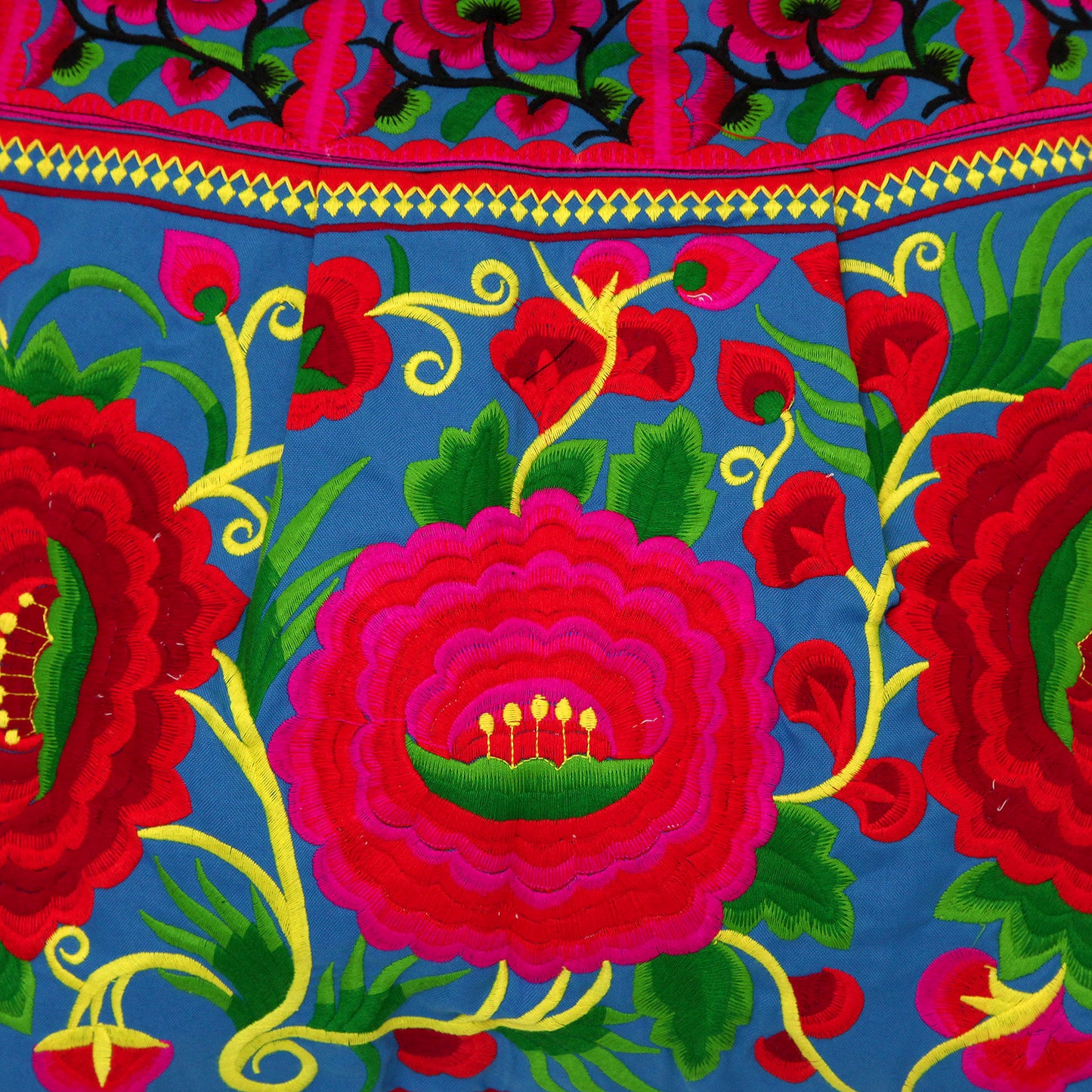 【中国・雲南省】少数民族・刺繍バッグ　青地に赤い花